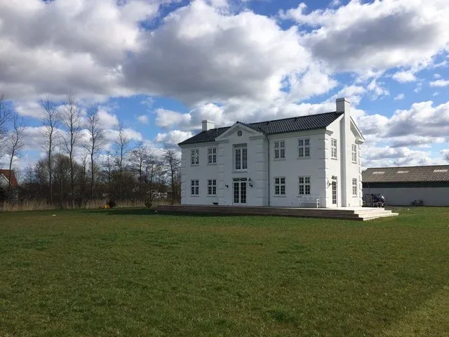 Engelsk villa ved fjorden på stor plæne, Nørholm — Arkitekttegnestuen Yderskov
